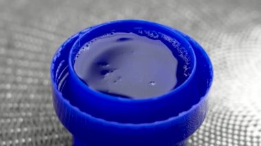 Mavi çamaşır deterjanıyla dolu plastik başlık. Kapatın. Döndürme. Temizlik kavramı