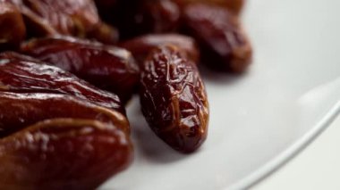 El, seçilmiş tatlı kurutulmuş tarihi yakınlaştırır. Sağlıklı tatlı meyveleri.