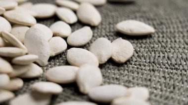 Beyaz kavrulmuş tuzlu kabak çekirdekleri. Besleyici bir besin maddesi. Döndürme