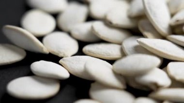 Kavrulmuş kabuksuz kabak çekirdeği. Besleyici besin bileşeni