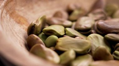 Ahşap kasede çiğ organik Fava fasulyesi. Döndürme
