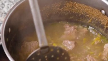 Kaynar suda et, baharat ve sobanın üstünde doğranmış havuç pişirmek.