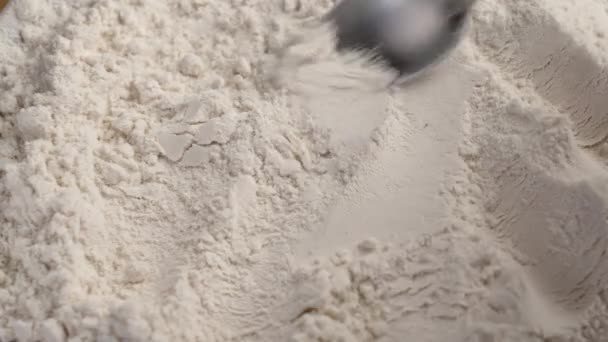 スプーンで近い白い小麦粉の山 — ストック動画