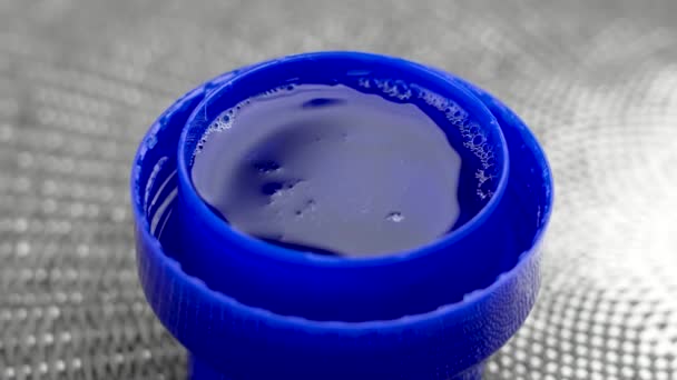Πλήρες Πλαστικό Καπάκι Υγρό Απορρυπαντικό Μπλε Πλυντηρίου Κοντά Περιστροφή Έννοια — Αρχείο Βίντεο