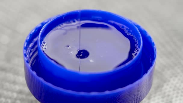 Despejar Detergente Líquido Lavandaria Uma Tampa Medição Plástico Azul Perto — Vídeo de Stock