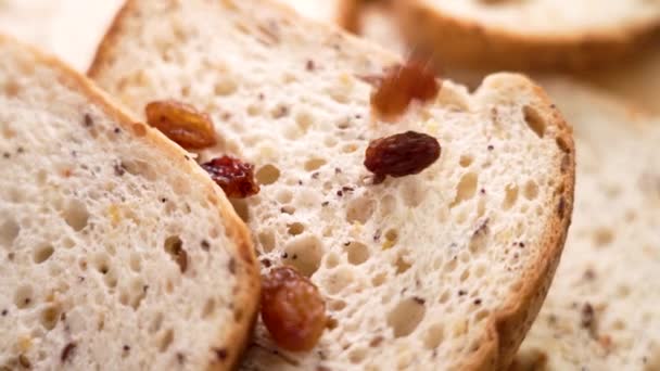 グルテンフリーのスライスしたホワイトパンと落ちるレーズン セリアックのための栄養価の高い健康食品 クローズアップ スローモーション — ストック動画