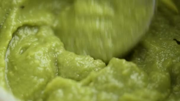 Zubereitung Einer Grünen Mexikanischen Avocadosauce Guacamole Mit Einem Löffel Nahaufnahme — Stockvideo