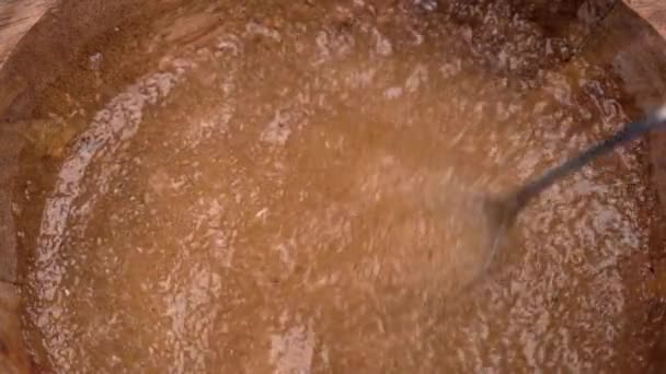 Pillium Maghéj Egy Fából Készült Tálban Vízzel Kanállal Keverve Főzés — Stock videók
