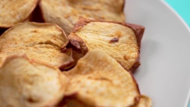 Bakade Torkade Äpplen Chips Keramisk Beige Platta Rotation — Stockvideo