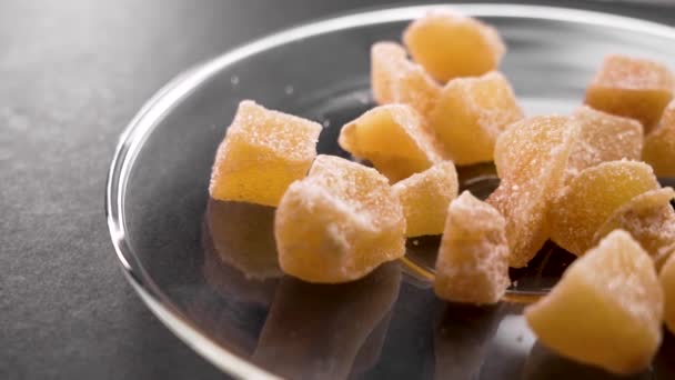 Gengibre Seco Com Açúcar Prato Vidro Doces Cristalizados Cristalizados Rotação — Vídeo de Stock