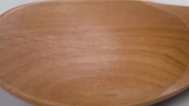 Soyulmuş çiğ badem fıstığı yavaş çekimde tahta kaşığa düşüyor. Sağlıklı sağlıklı beslenme malzemesi