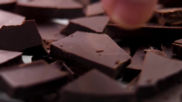 Şefin Eli Parçalanmış Siyah Çikolatayı Alır Lezzetli Tatlı Malzeme Makro — Stok video