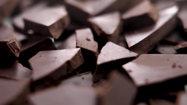 Quebrado Pedaços Chocolate Escuro Esmagado Perto Delicioso Ingrediente Cacau Doce — Vídeo de Stock
