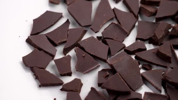 Quebrado Pedaços Chocolate Escuro Esmagado Branco Delicioso Ingrediente Cacau Doce — Vídeo de Stock
