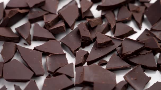 Viele Rissen Gebrochene Stücke Dunkler Schokolade Rotation — Stockvideo