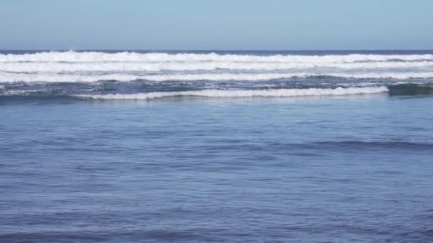 Het Breken Van Oceaangolven Een Blauwe Lucht Achtergrond Overdag Zout — Stockvideo