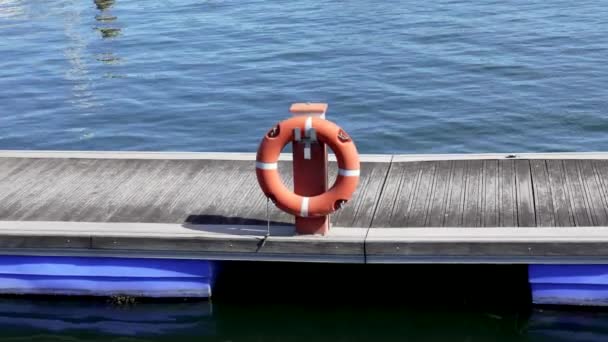 Bóia Salva Vidas Laranja Pendurada Posto Doca Barco Marítimo Com — Vídeo de Stock