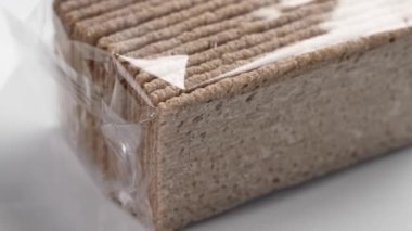 Karabuğdaydan alınmış sağlıklı glütensiz kraker paketlenmiş. Döndürme
