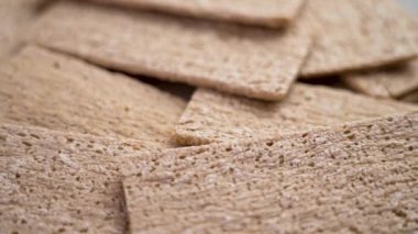 Sağlıklı beslenme glütensiz karabuğday gevreği yavaş çekimde düşüyor.