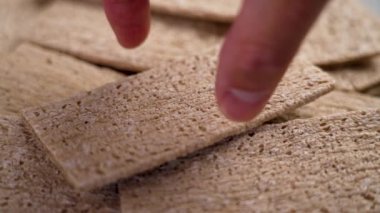 El, karabuğdaydan sağlıklı kraker alır. Glütensiz çıtır ekmek.