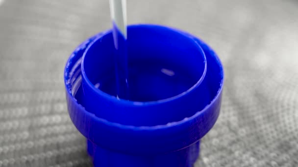 Ρίχνει Μπλε Υγρό Πλυντήριο Αποσκληρυντικό Ένα Πλαστικό Καπάκι Μπουκάλι Μέτρησης — Αρχείο Βίντεο