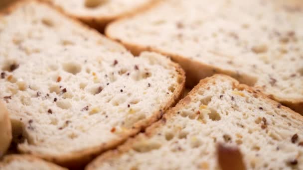Čerstvý Bezlepkový Plátky Chleba Padajícími Sušenými Rozinkami Zblízka Zpomal Zdravé — Stock video