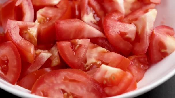 Tomates Mûres Rouges Hachées Dés Dans Bol Céramique Blanche Légumes — Video