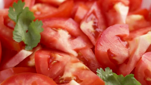 Folhas Frescas Erva Coentro Caem Tomates Maduros Picados Preparando Salada — Vídeo de Stock