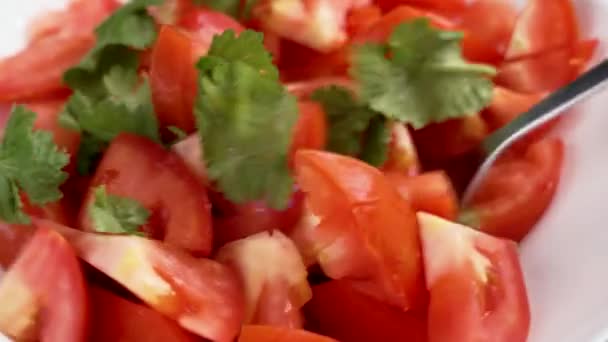 赤熟したトマトと新鮮なコリアンチョップの葉で野菜サラダを混ぜる 健康的な食糧を準備する — ストック動画