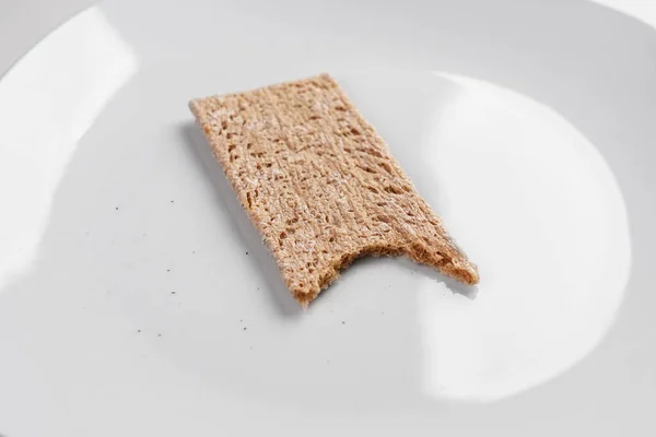 Трохи Шматочка Гречаного Хрусткого Хліба Білій Тарілці Крихтами Концепція Голодування — стокове фото