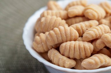 Beyaz kasede İtalyan çiğ gnocchi köftesi. Patates ve pirinç unlu glütensiz ürün.