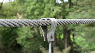 Asma köprü elementinin metal tel halatına metal cıvatalı şarjör.