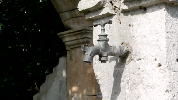 Recurso Agua Seca Parque Con Viejo Grifo Metal Día Soleado — Vídeos de Stock