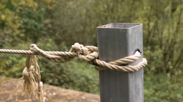 Старая Веревка Завязанная Металлическом Швартовке — стоковое видео