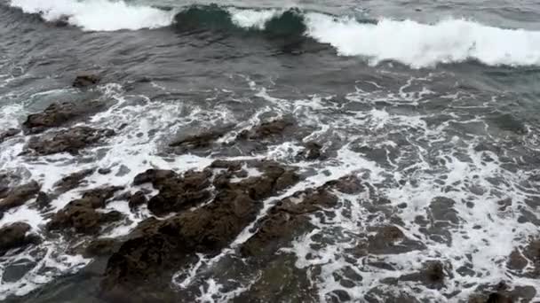 Oceán Příboj Vlnami Narážející Kamenné Balvany Tmavém Podzimním Počasí — Stock video