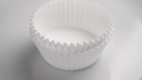 新的白色烘焙纸松饼杯关门了 在慢动作中堆积如山 — 图库视频影像