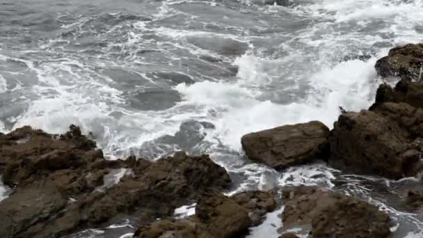 Oceaan Golven Crashen Ruwe Rotsen Noord Spanje Herfst — Stockvideo