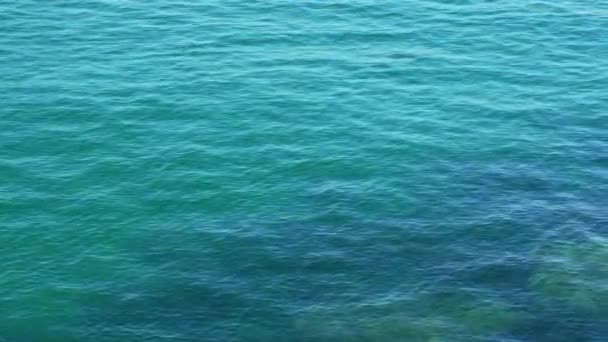 Γαλάζιο Νερό Του Ωκεανού Ήρεμα Κύματα Και Υποβρύχιες Πέτρες — Αρχείο Βίντεο