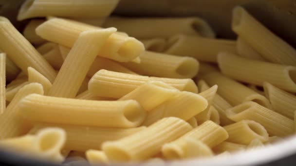 Cocinado Italiano Penne Rigate Pasta Una Sartén Acero Cerca Rotación — Vídeos de Stock