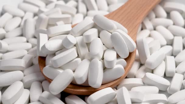 Tahta Kaşık Dolusu Beyaz Ilaç Yakın Çekim Döndürme — Stok video