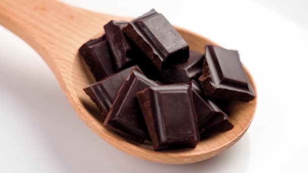 Barra Chocolate Amargo Quebrado Escuro Com Pedaços Colher Madeira Prato — Vídeo de Stock