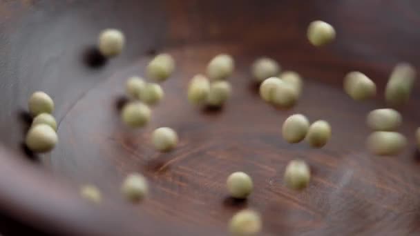 Ungekochte Trockene Grüne Erbsen Holzschüssel Fallende Harte Samen Zeitlupe Aus — Stockvideo