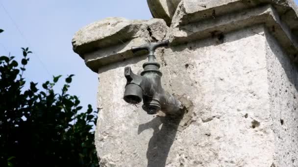 Historischer Alter Wasserhahn Auf Einer Zerstörten Rissigen Mauer Freien — Stockvideo