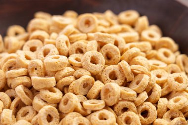 Kuru yulaf ezmesi. Gevrek yulaf ezmesi. Besleyici bir sabah kahvaltısı. Kapat.