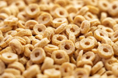 Kahverengi ahşap kasede besleyici kuru yulaf gevreği halkaları. Sağlıklı çıtır çıtır yulaf ezmesi