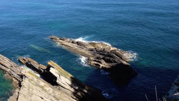 Πέτρες Στην Ακτή Ήρεμα Κύματα Σερφ Βραχώδης Ακτή — Αρχείο Βίντεο