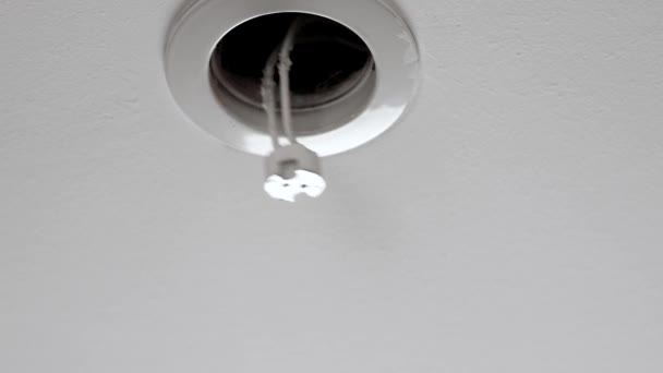 Podłączone Puste Wkłady Druciane Lampy Led Mr16 Suficie Mieszkania Zbliżenie — Wideo stockowe