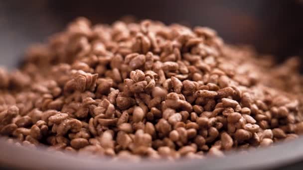 脆巧克力早餐米片在满木碗里 — 图库视频影像