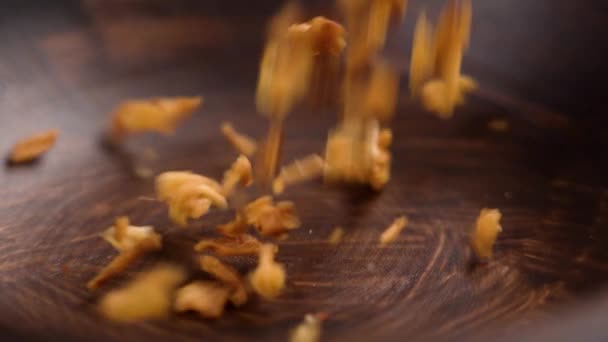 Smażone Płatki Cebulowe Wpadające Drewnianej Miski Pieczona Złota Szalotka Obrót — Wideo stockowe