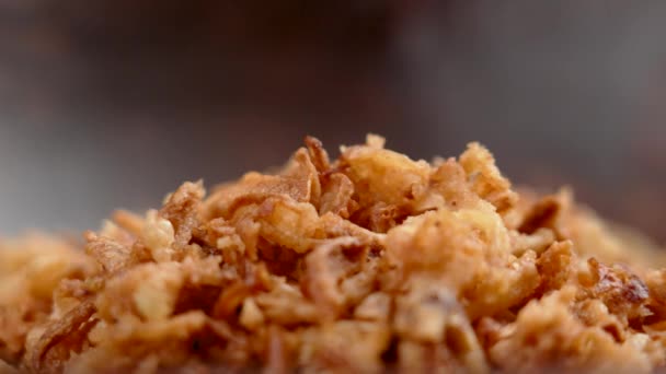 Cook Hand Nimmt Gebratene Zwiebelflocken Aus Einer Holzschüssel Trocken Geröstete — Stockvideo